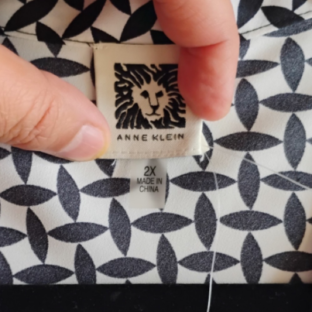 Ann Klein Black and White Fitted Graphic Blouse. Size 2X - Picture 7 of 12